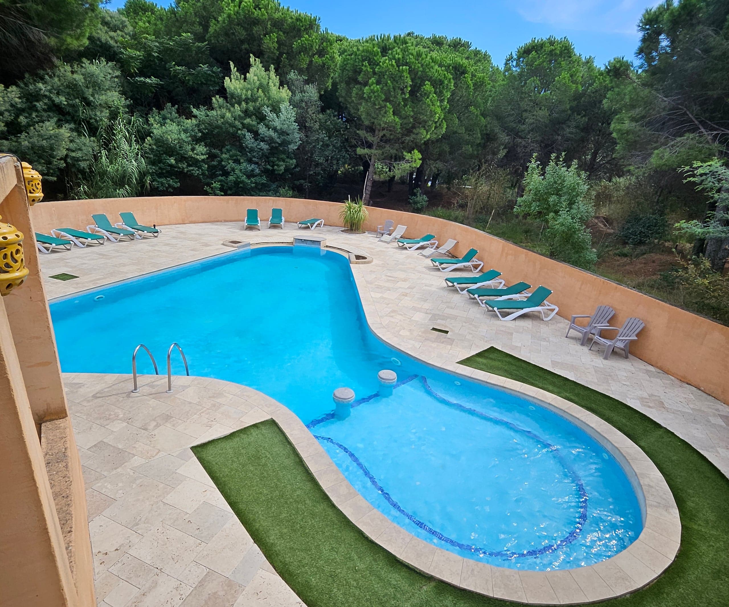 La piscine du parc, entourée de pins — 3
